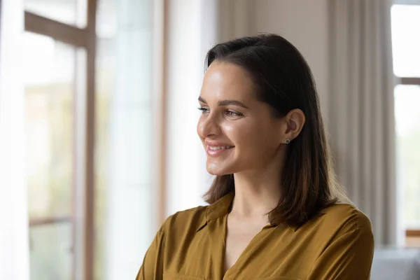 Feliz mujer de negocios millennial reflexivo en casual mirando a la ventana — Foto de Stock