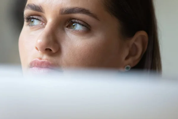 Thoughtful young business woman using laptop computer — стоковое фото