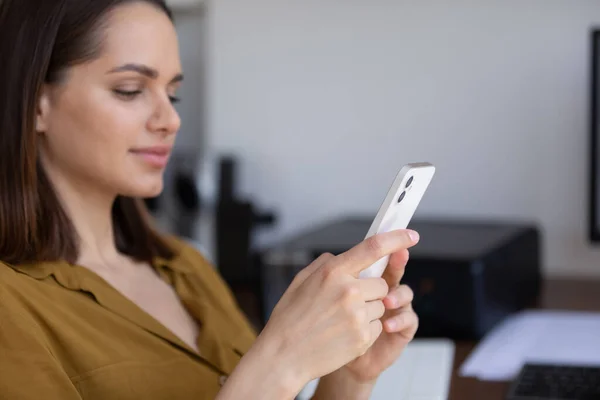 Счастливый пользователь смартфона женщина в чате онлайн, занимается гаджетом с помощью — стоковое фото