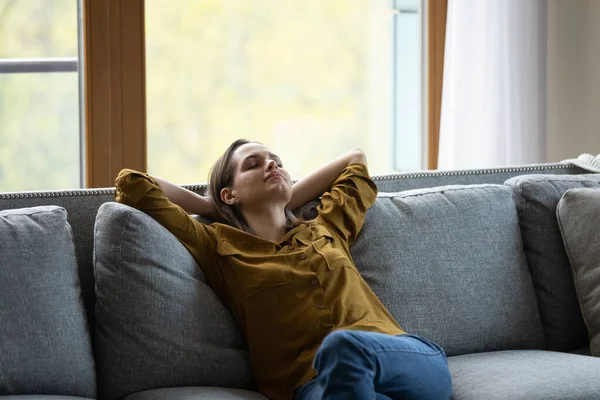 Tenang mengantuk wanita muda bersantai di sofa yang nyaman di rumah — Stok Foto