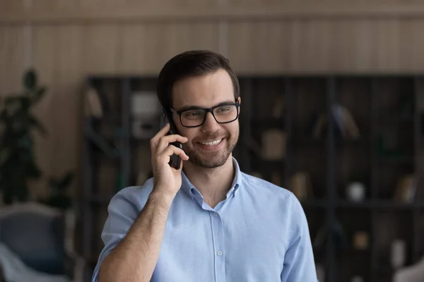 Hlava střela usměvavý muž v brýlích dělat telefonát — Stock fotografie