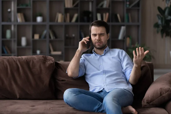 Zangado homem insatisfeito falando no telefone, discutindo ou resolvendo problema — Fotografia de Stock