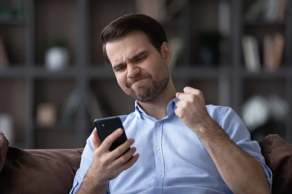 Foto de cabeza de hombre enojado infeliz que tiene problemas con el teléfono inteligente — Foto de Stock