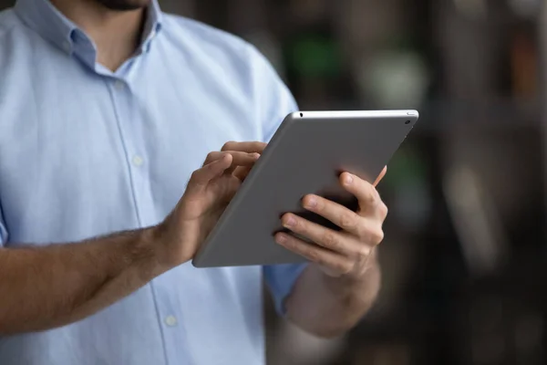 Recortar hombre de cerca utilizando la tableta moderna, escribiendo en la pantalla — Foto de Stock