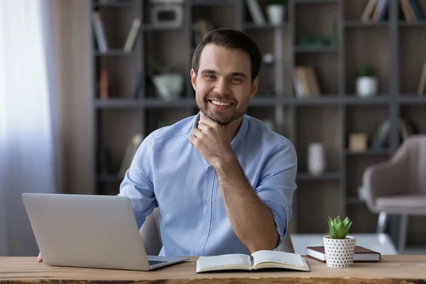 Retrato de tiro na cabeça empresário bem sucedido sentado na mesa com laptop — Fotografia de Stock