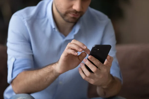 Recortado hombre de cerca utilizando el teléfono inteligente, escribiendo en la pantalla — Foto de Stock