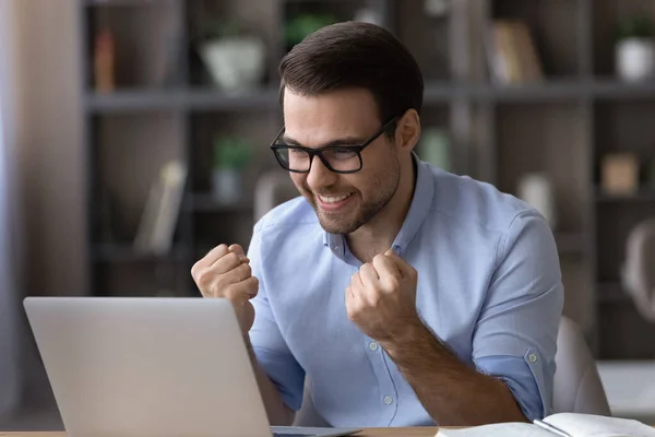 Cabeça tiro animado empresário em óculos comemorando o sucesso, usando laptop — Fotografia de Stock