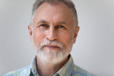 Yakışıklı, olgun bir adamın portresini yakından çek..