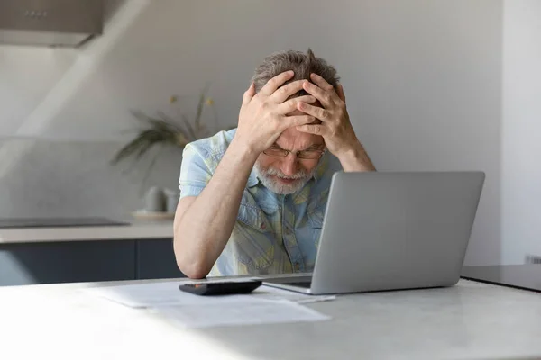 Unhappy frustrated middle aged man having financial problems. — Stock Photo, Image