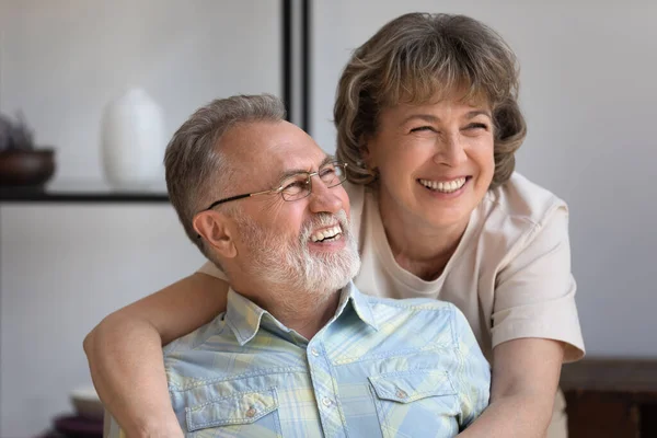 Head shot caring smiling middle aged couple communicating indoors. — Stockfoto