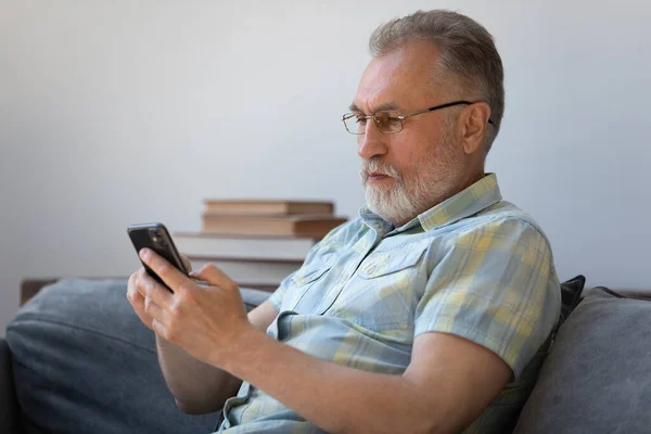 Cep telefonu uygulaması kullanan mutlu orta yaşlı bir adam.. — Stok fotoğraf