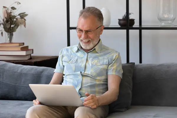 Happy middle aged man using computer apps. — Fotografia de Stock