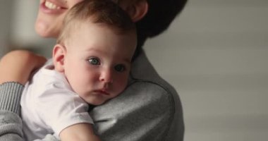 Sevgi dolu anne yeni doğmuş kızını sakinleştiriyor.