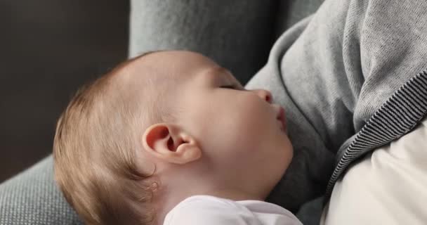 Cute newborn baby sleeps in moms arms, close up — Vídeo de Stock