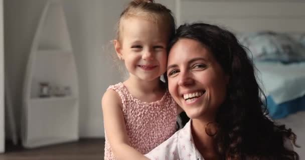 Hispanic woman her cute daughter close up portrait — Vídeos de Stock