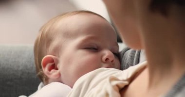 Yakından bakınca şirin yeni doğan anne sütü emiyor.