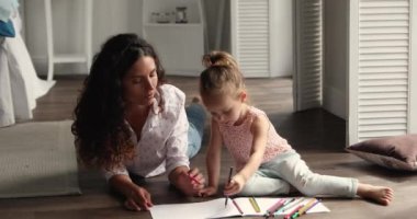 İspanyol kadın. Renkli kalemlerle resim çizen tatlı küçük kız.