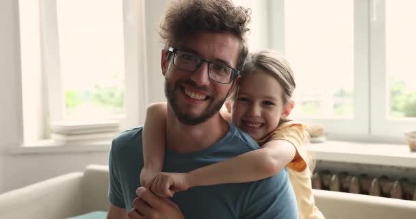 Close up portrait of happy father and his little daughter — стоковое видео