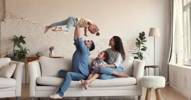Couple enjoy playtime with little kids at home — Αρχείο Βίντεο