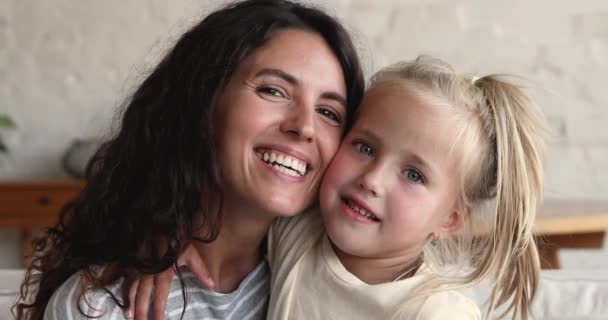Primer plano retrato mujer su linda hija abrazos sentarse en sofá — Vídeos de Stock