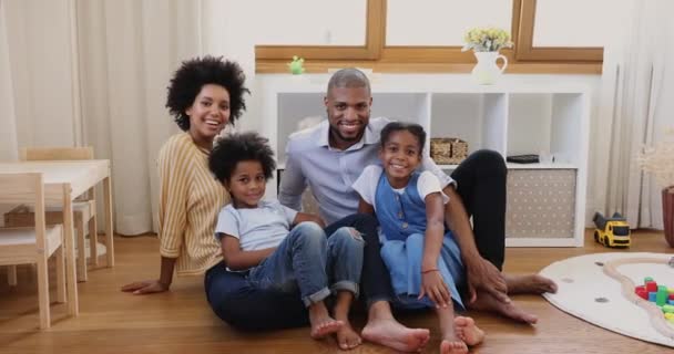 Щасливий чорний сімейний портрет мама тато з двома дітьми в приміщенні — стокове відео