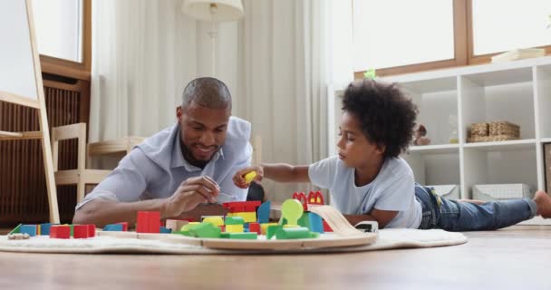 Black father play with son on floor give high five — Vídeo de Stock