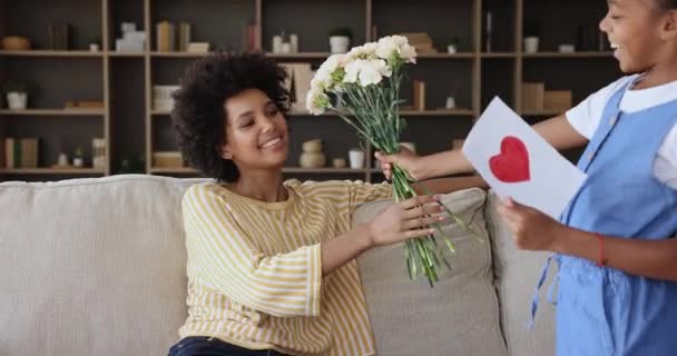 Excited Black mom receive Mother Day gift from preteen daughter — стокове відео