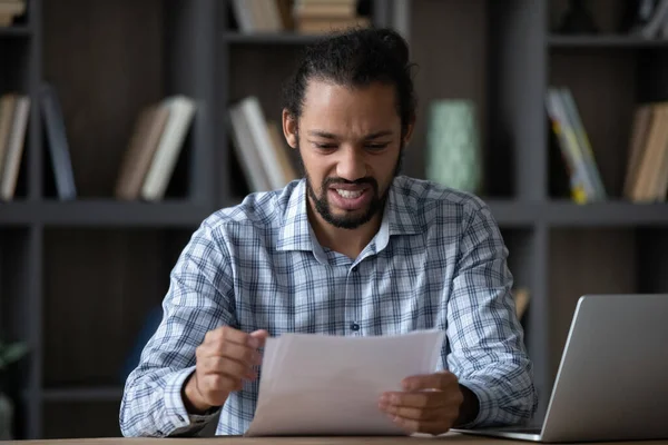 Frustrado preocupado empleado afroamericano leyendo documento con malas noticias — Foto de Stock