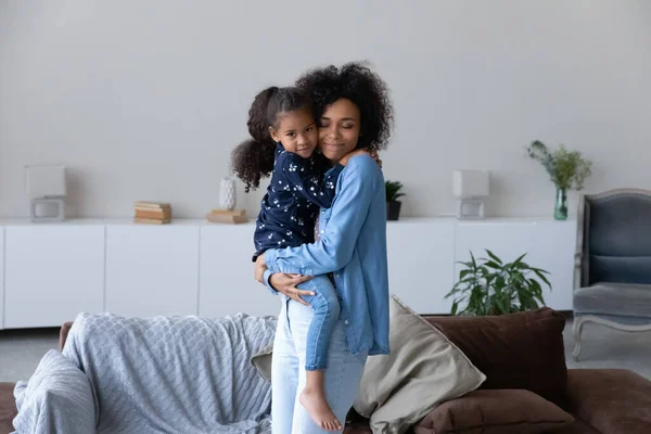 Happy African mom holding little daughter girl in arms — 图库照片