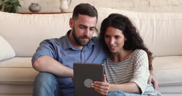 Pareja feliz usando tableta digital, discutir el orden, la compra de bienes en línea — Vídeos de Stock