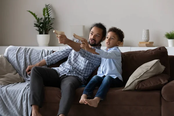 Excited Afro American dad and son kid playing video game — 图库照片