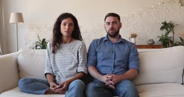 Ζευγάρι μοιράζονται με τις σχέσεις προβλήματα μιλούν με σύμβουλο μέσω videocall — Αρχείο Βίντεο