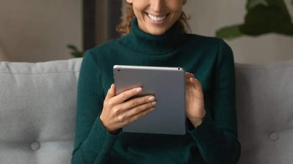 Cerca de mujer joven usando tableta de computadora digital. — Foto de Stock
