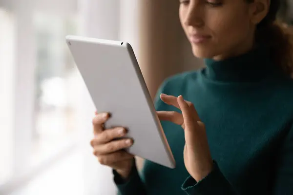 Close up young latin woman using digital computer tablet. — ストック写真