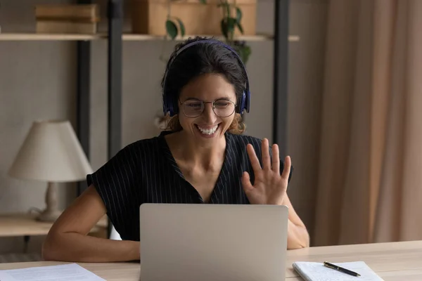 Feliz joven mujer comenzando cámara web llamada. —  Fotos de Stock