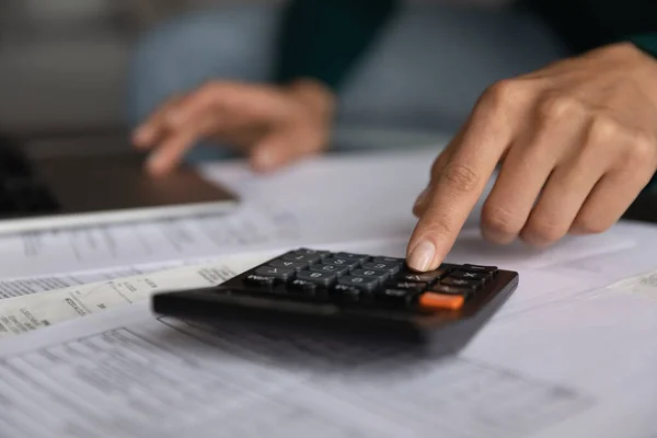 Gros plan jeune femme à l'aide de la calculatrice, gérer le budget. — Photo