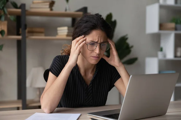 Stressed millennial woman having problems, looking at laptop screen. — стоковое фото