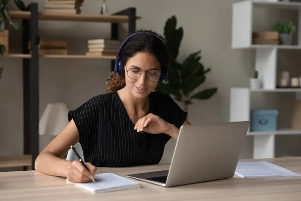 Happy interested millennial woman studying on online courses. — Stock Photo, Image