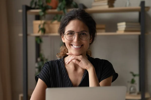 Portrait of happy confident businesswoman in eyeglasses. — Stok fotoğraf