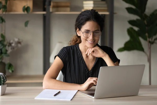 Happy beautiful young female entrepreneur working on computer. — Stock Photo, Image