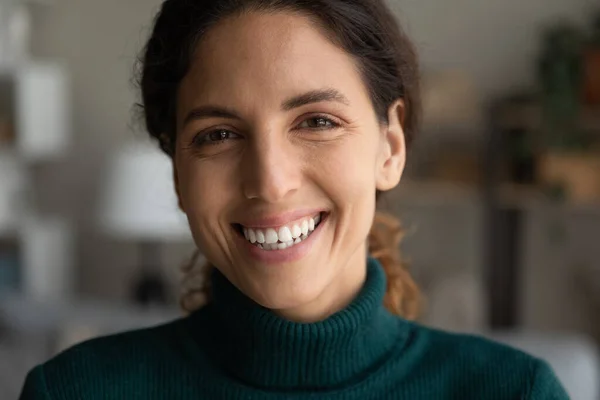 Happy millennial generation woman looking at camera. — Stockfoto