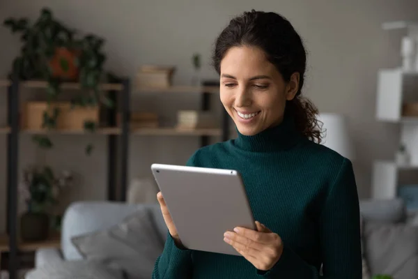Mujer feliz millennial utilizando tableta de computadora digital. — Foto de Stock
