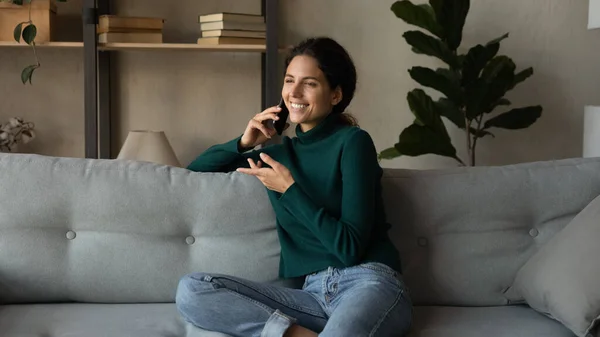 Smiling beautiful young woman holding phone call conversation. — Fotografia de Stock