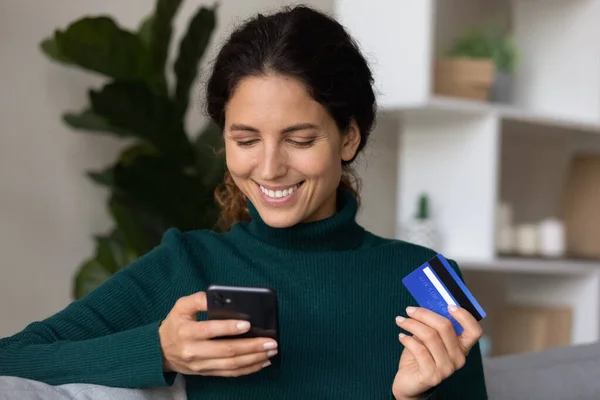 Happy millennial woman shopping in mobile internet store. — Zdjęcie stockowe