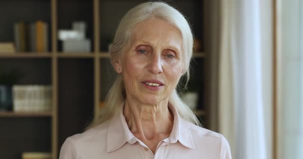 Senior attractive woman posing indoors smile looks at camera — Stock video