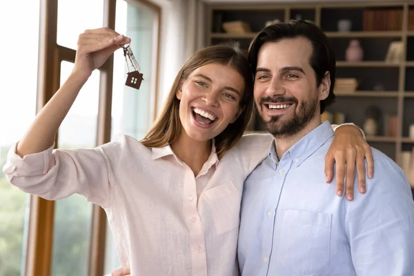Familia de propietarios felices mostrando llaves celebran día de reubicación —  Fotos de Stock