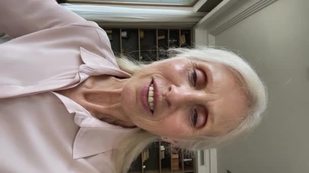 Cellphone webcam view older woman makes speech record video — стоковое видео