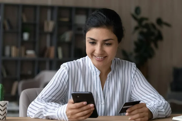 Sonriendo hermosa milenaria india compras en línea. — Foto de Stock