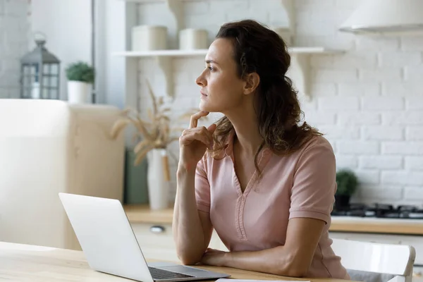 Mujer estresada joven pensativa mirando a la distancia, trabajando en la computadora. — Foto de Stock