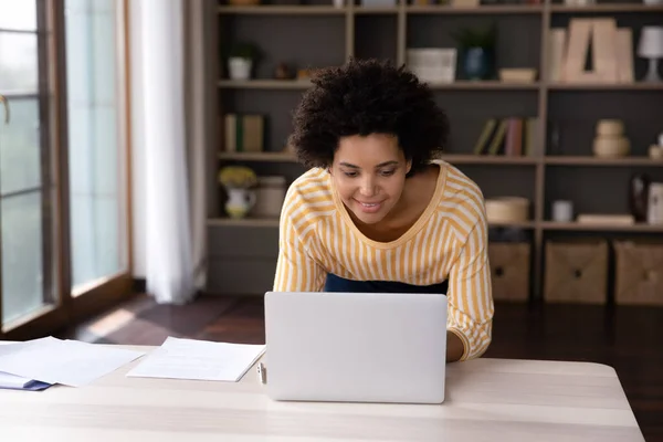 Feliz mujer de negocios afroamericana concentrada trabajando en la computadora. —  Fotos de Stock